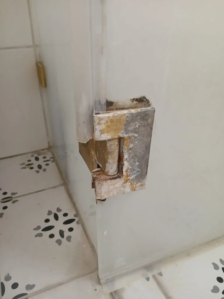 צירים למקלחון שמצריכים החלפה עם חלודה עליהם