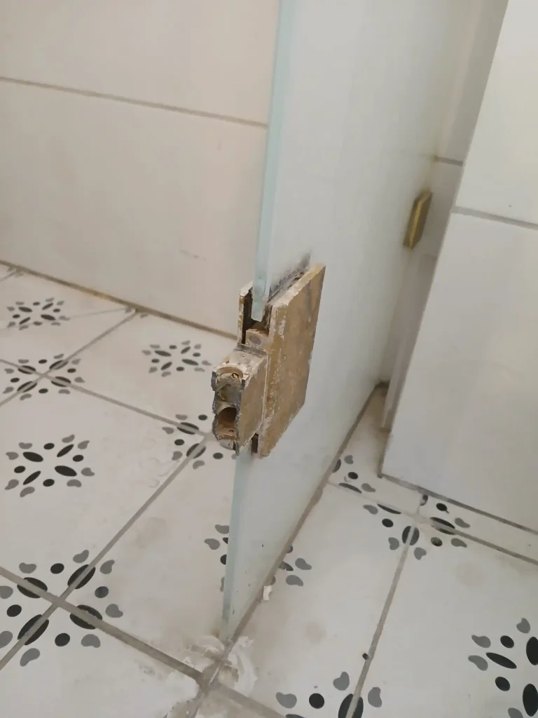 מקלחון 8 מ"מ עם צירים שנשברו