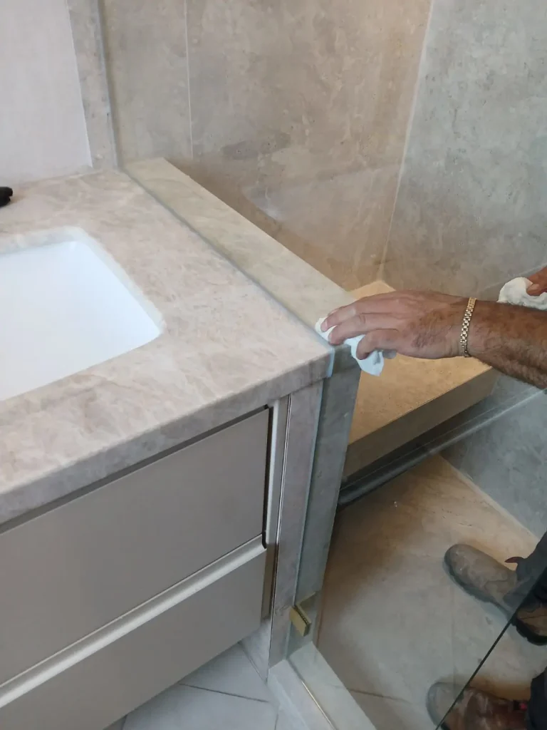 מקלחון 8 מ"מ בהתאמה אישית עם חיתוך מותאם אישית