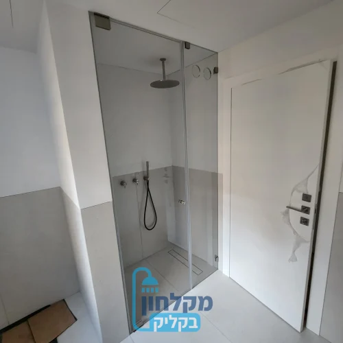 מקלחון עם זכוכית שחורה