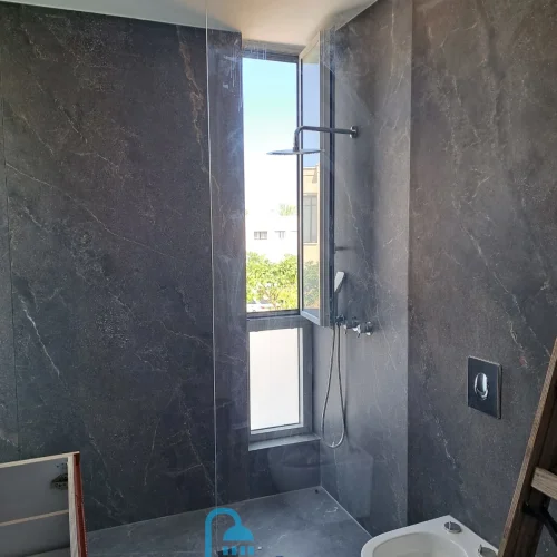 מקלחון זכוכית עד התקרה