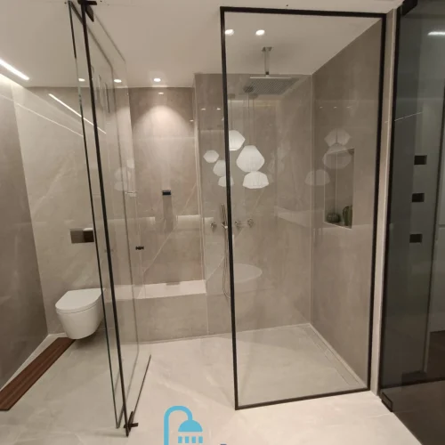 מקלחון עם פרזול שחור